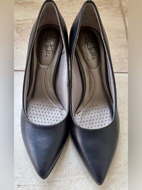 Life Stride Black Pointed-Toe Comfort Heels with Cushioned Insole. Sz 7M